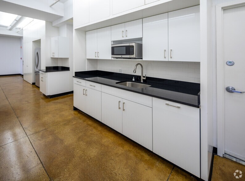 More Photos Of 589 Eighth Ave, New York Loft Creative Space For Lease