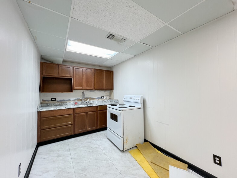 More Photos Of 200-210 Pailet Dr, Harvey Flex For Lease