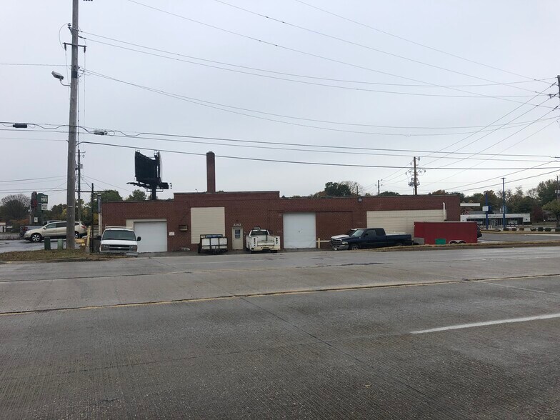 More Photos Of 3300 Madison Ave, Indianapolis Flex For Lease