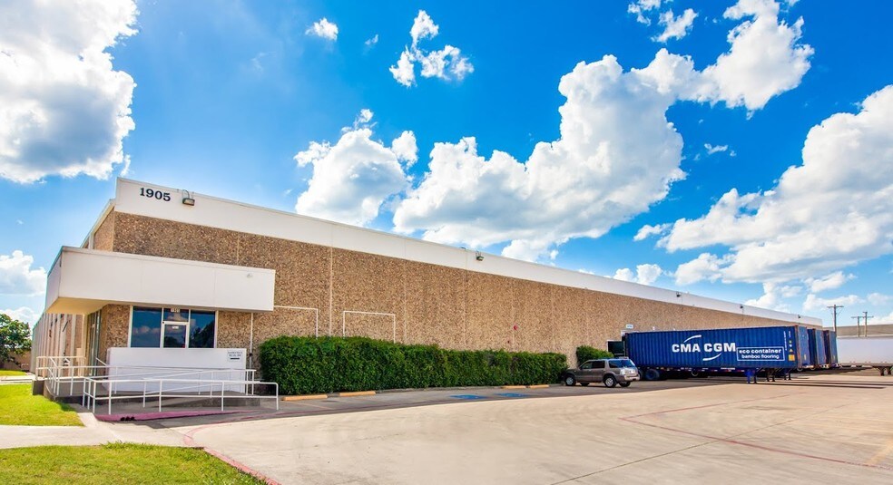 More Photos Of 1905 110th St, Grand Prairie Distribution For Lease