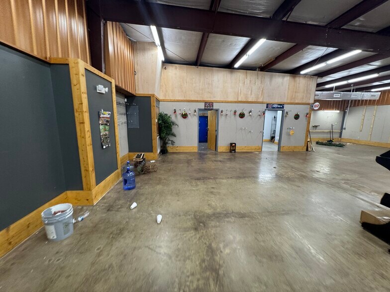 More Photos Of 990 N Daleville Ave, Daleville Warehouse For Sale