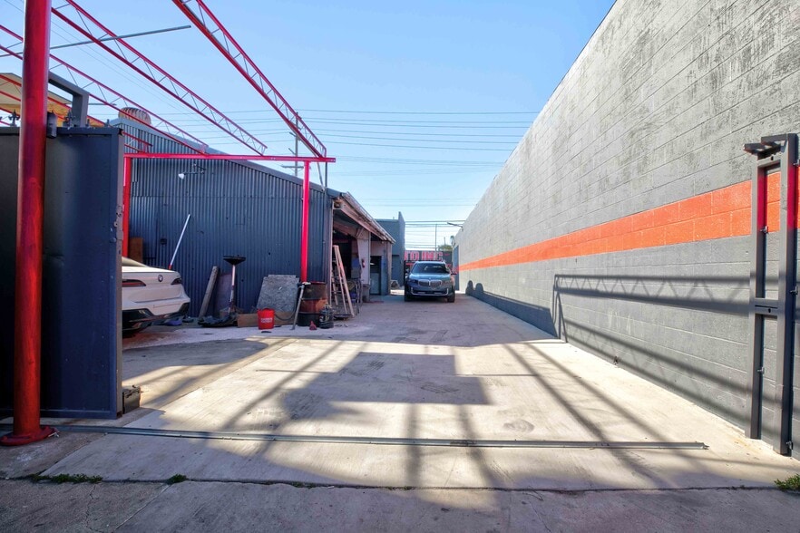 More Photos Of 11686 Sheldon St, Sun Valley Warehouse For Lease