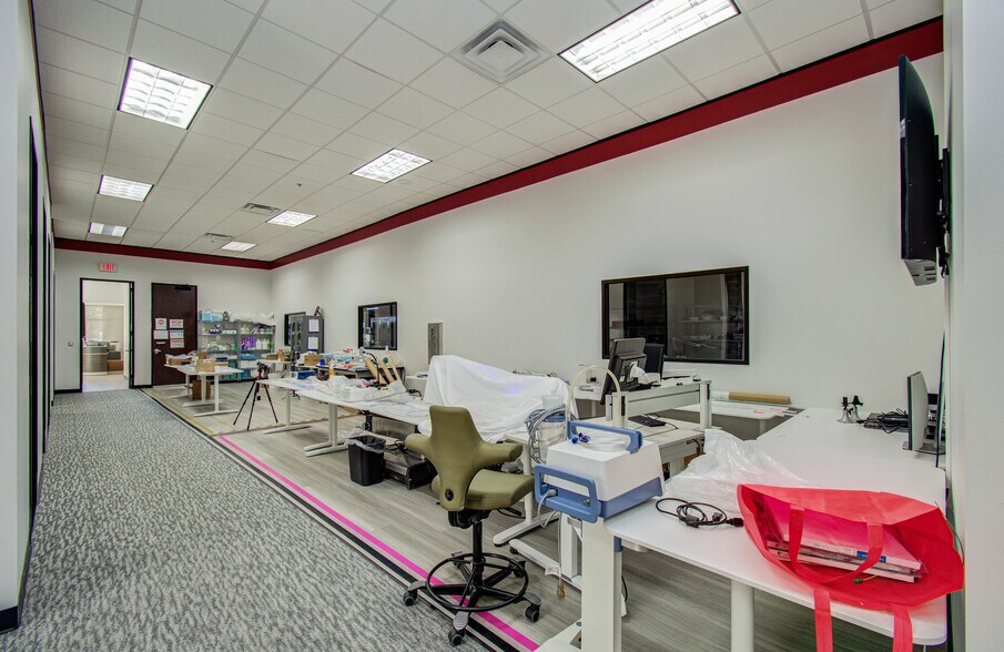 More Photos Of 9330 Kirby Dr, Houston Research And Development For Lease