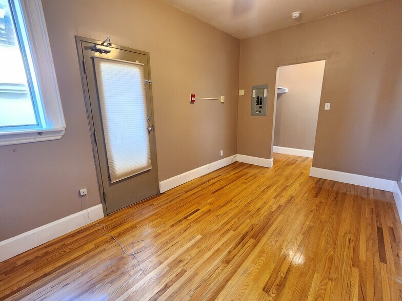 More Photos Of 170 Simcoe St S, Oshawa Apartments For Sale