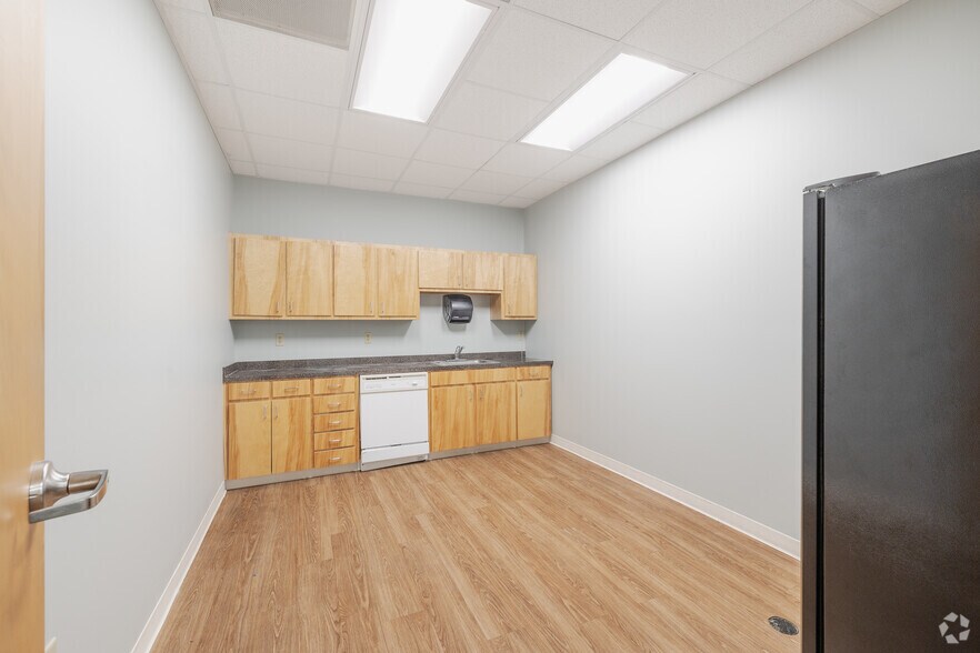 More Photos Of 735 Johnnie Dodds Blvd, Mount Pleasant Medical For Lease