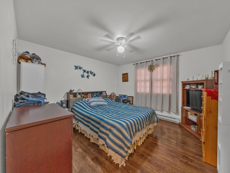 More Photos Of 2889 Howard Av, Windsor Hotel For Sale