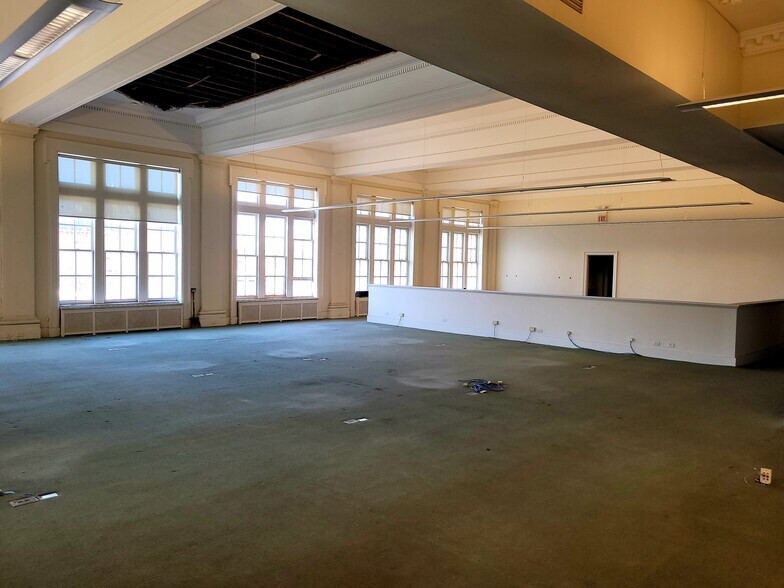 More Photos Of 1110 W 35th St, Chicago Office For Sale