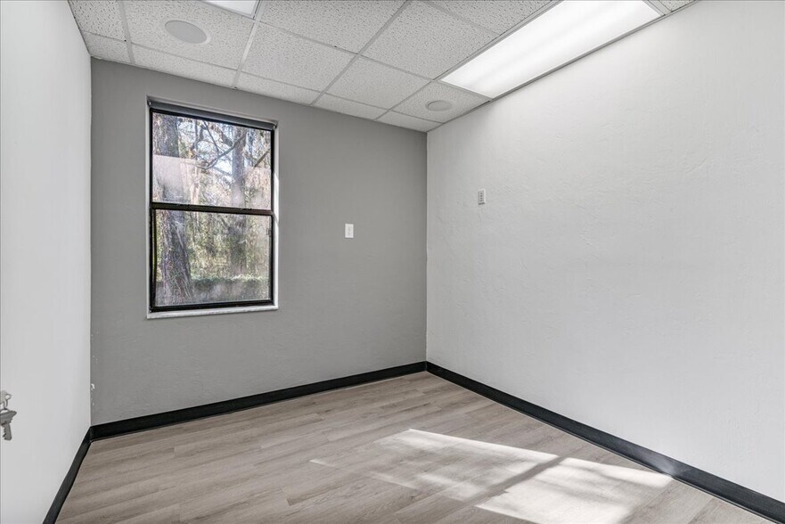 More Photos Of 7733 W Newberry Rd, Gainesville Office For Sale