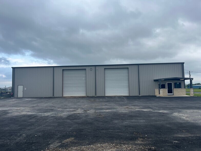 More Photos Of 9984 US Highway 87 W, La Vernia Warehouse For Lease