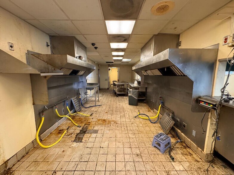 More Photos Of 2949 Dixie Hwy, Hamilton Restaurant For Sale