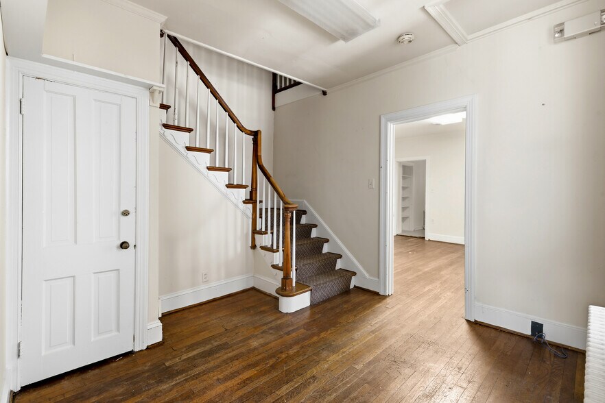 More Photos Of 3 E Market St, Leesburg Office For Sale