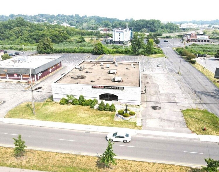 Primary Photo Of 3011 E Erie Blvd, Syracuse Restaurant For Lease