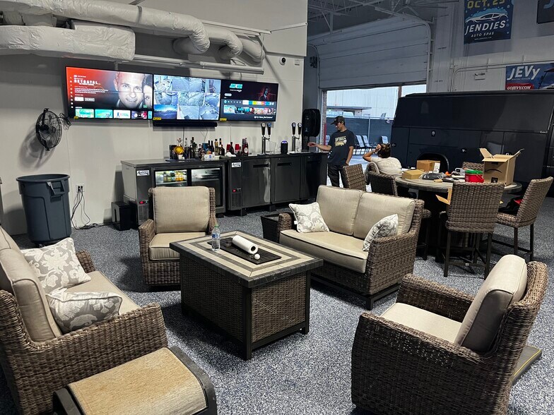 More Photos Of 1540 Hannah Ave, Forest Park Light Distribution For Sale