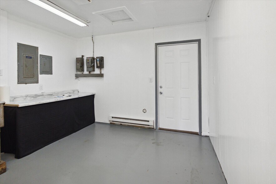 More Photos Of 1395 W Monroe Rd, Saint Louis Office For Sale