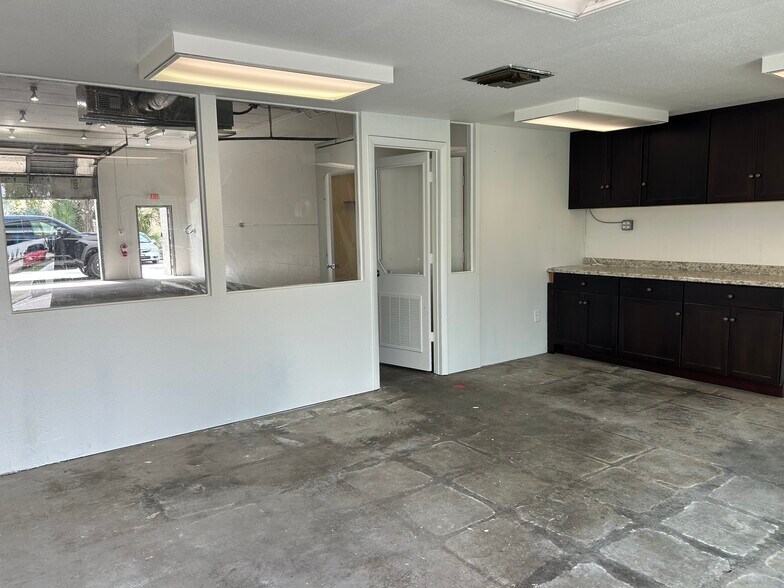 More Photos Of 3015 62nd Ave E, Bradenton Showroom For Lease