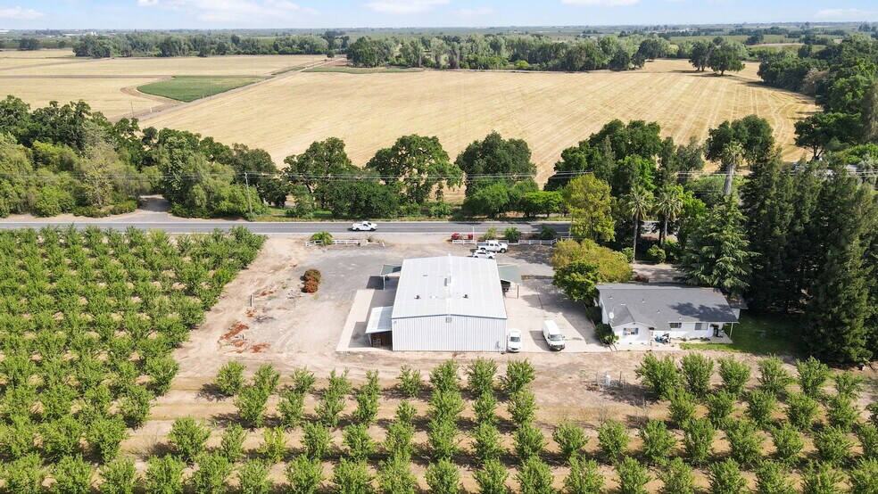 More Photos Of 2618 Ladd Rd, Modesto Showroom For Lease