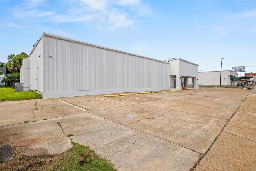 More Photos Of 304 W Jefferson St, Quincy Freestanding For Sale