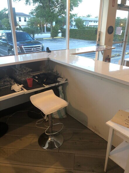 More Photos Of 2210-2220 NE 123rd St, Miami Restaurant For Lease