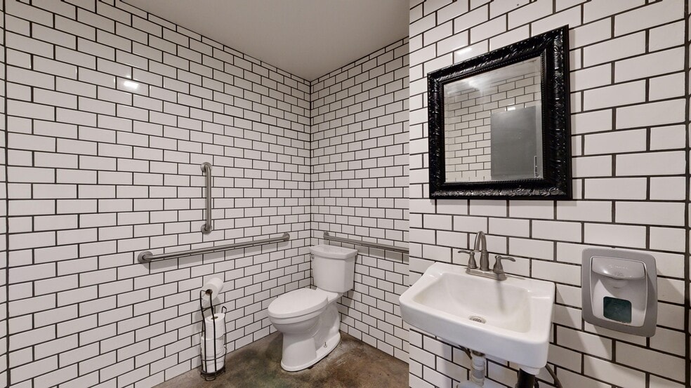 More Photos Of 1005 E Main St, Pullman Restaurant For Sale