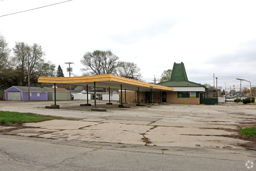 Primary Photo Of 1707 S Federal Ave, Mason City Bar For Sale