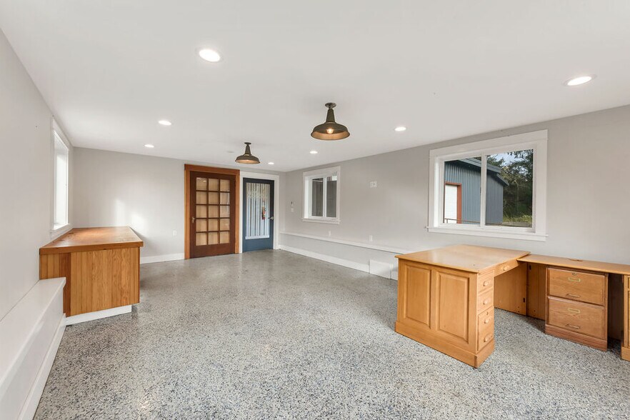 More Photos Of 1425 SE 9th St, Warrenton Warehouse For Sale