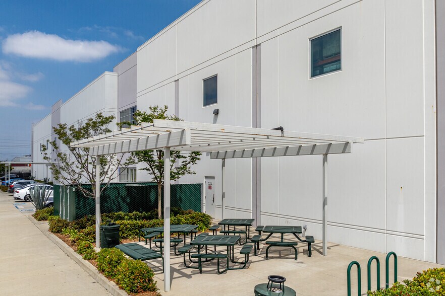 More Photos Of 6027 Bandini Blvd, Commerce Distribution For Lease
