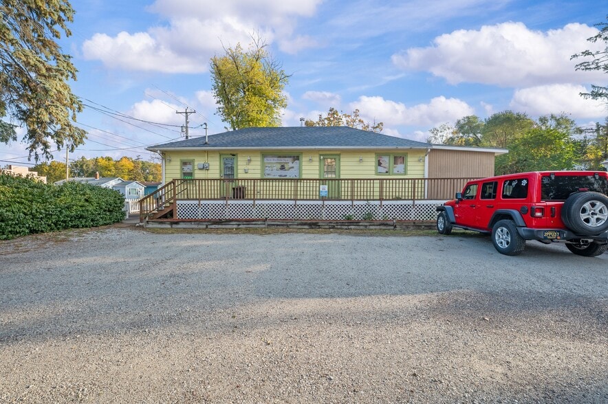 More Photos Of 231 E Buffalo St, New Buffalo Hotel For Sale