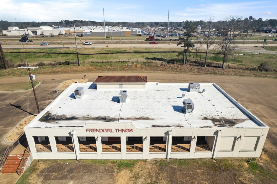 More Photos Of 1410 Apache Dr, Mccomb Freestanding For Sale