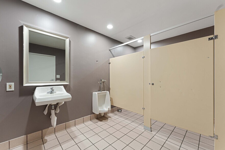 More Photos Of 6265 Van Nuys Blvd, Van Nuys Storefront For Sale