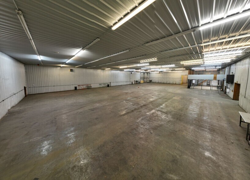 More Photos Of 7656 E 700th Ave, Robinson Manufacturing For Lease