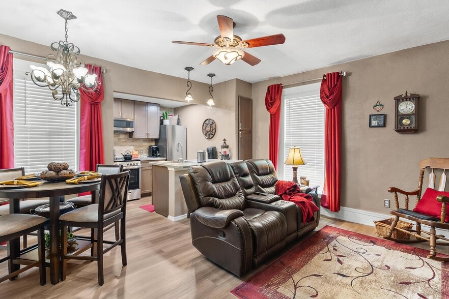 More Photos Of 1024 W Main St, Leesburg Storefront Retail Residential For Sale