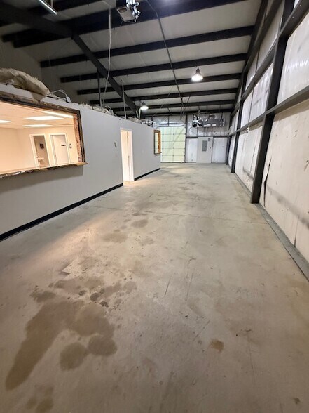 More Photos Of 7744 N Owasso Expy, Owasso Warehouse For Lease