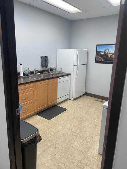More Photos Of 315 19th St SE, Calgary Service For Lease