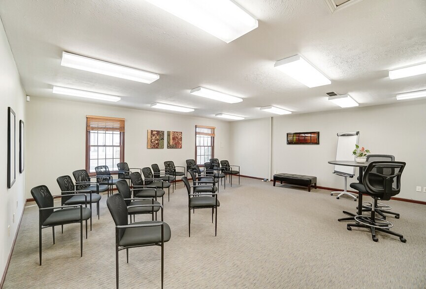 More Photos Of 830 E Franklin St, Centerville Medical For Sale