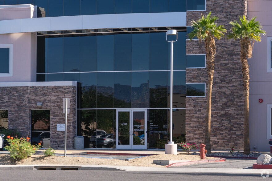 More Photos Of 77933 Las Montanas Rd, Palm Desert Office For Lease
