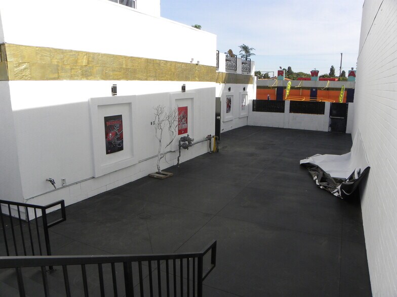 More Photos Of 4225 Crenshaw Blvd, Los Angeles Bar For Lease