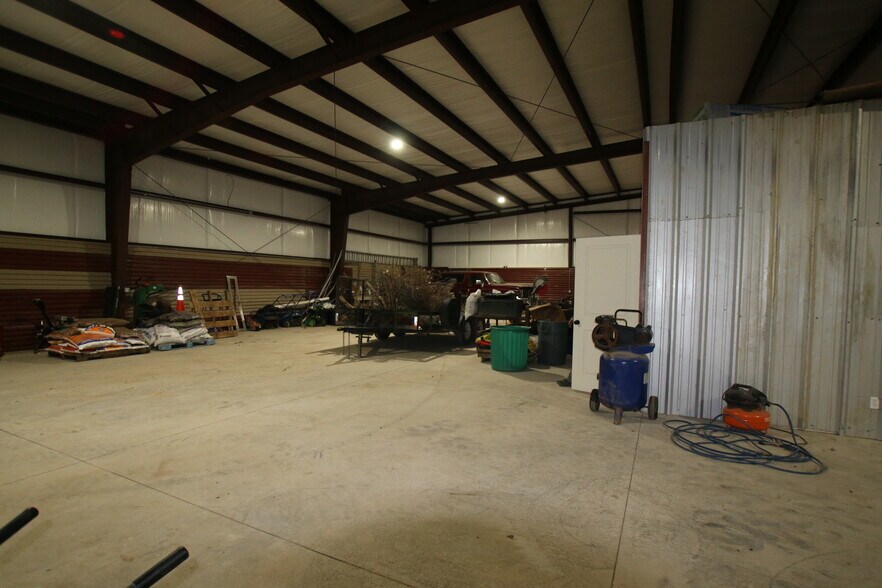 More Photos Of 8515 S Regency Dr, Tulsa Warehouse For Lease