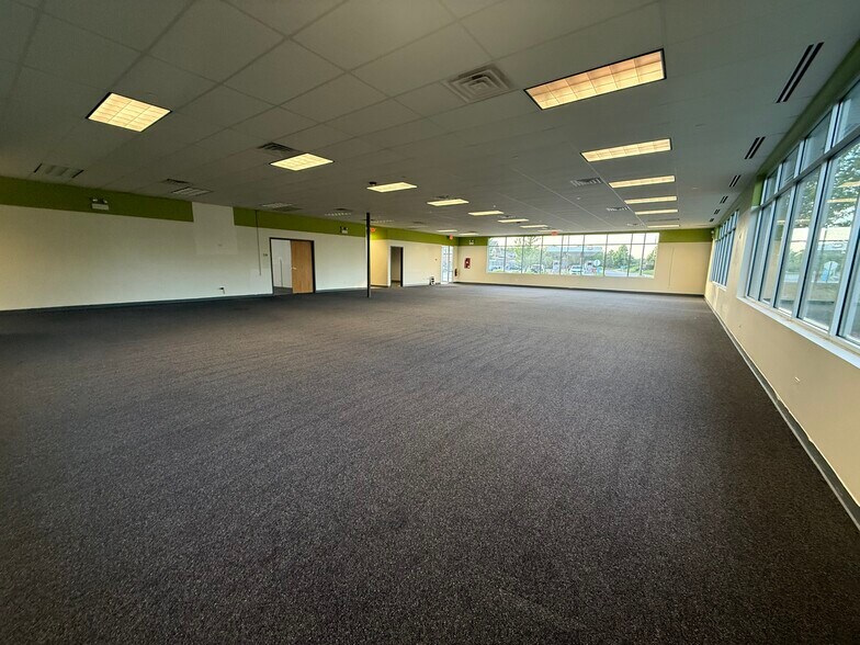 More Photos Of 900 S Milwaukee Ave, Vernon Hills Freestanding For Lease
