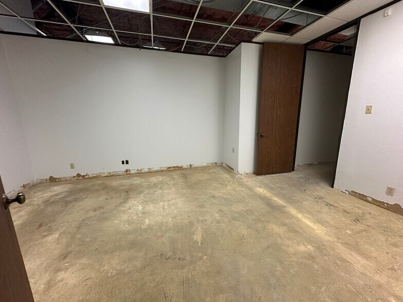 More Photos Of 10595 Westoffice Dr, Houston Light Distribution For Sale