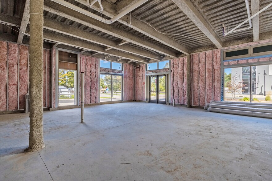 More Photos Of 11 Edgewater Cir, East Hampton Office For Lease