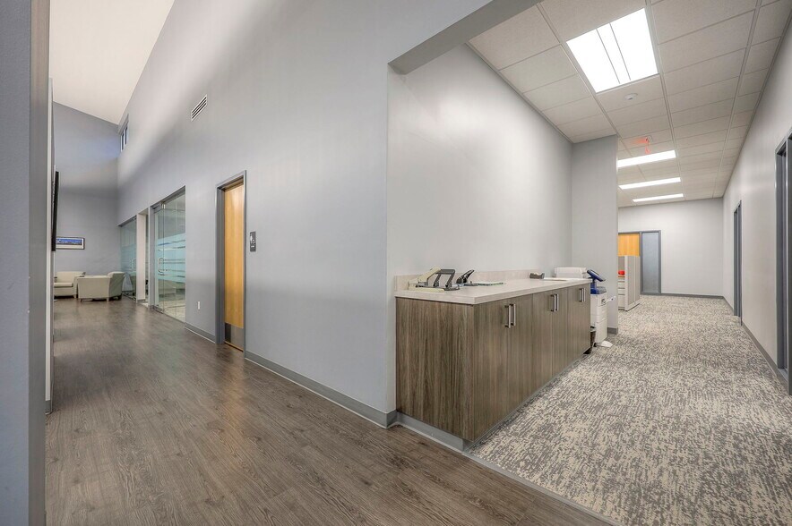 More Photos Of 5821 NW 72nd St, Kansas City Office For Lease