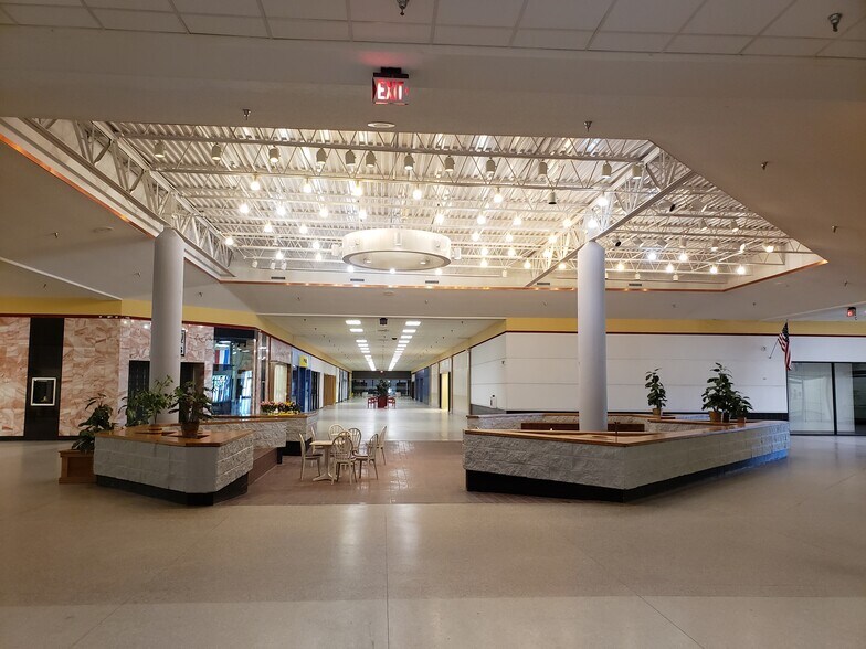 More Photos Of 990 W 41st St, Hibbing Unknown For Lease