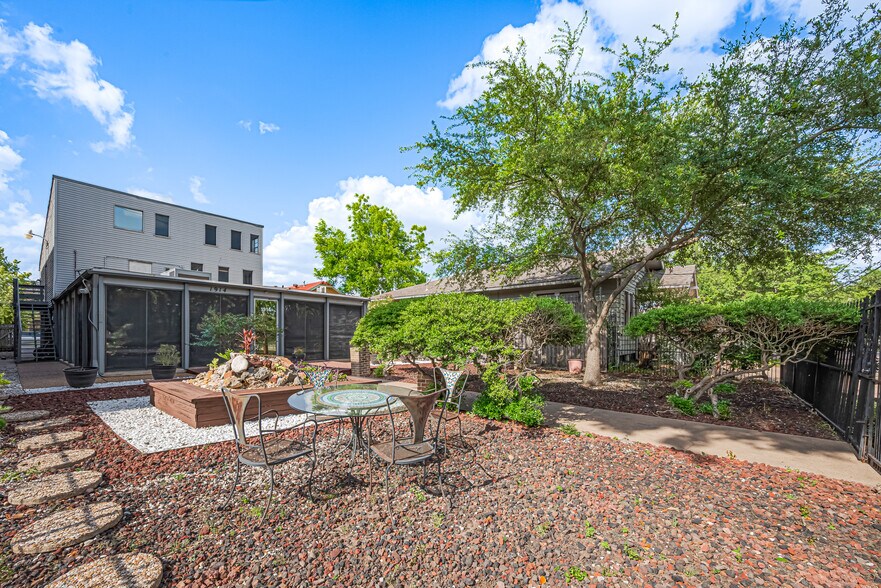 More Photos Of 1914 N Memorial Way, Houston Office For Lease