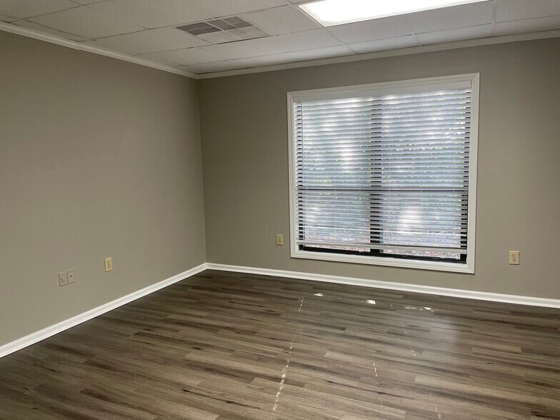 More Photos Of 770 Old Roswell Rd, Roswell Office For Lease