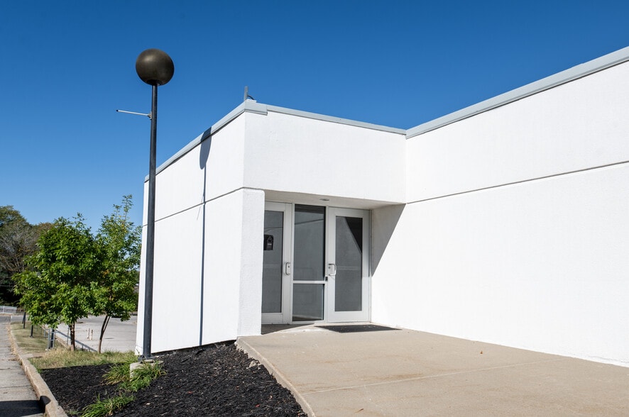 More Photos Of 2620 Fleur Dr, Des Moines Office For Sale