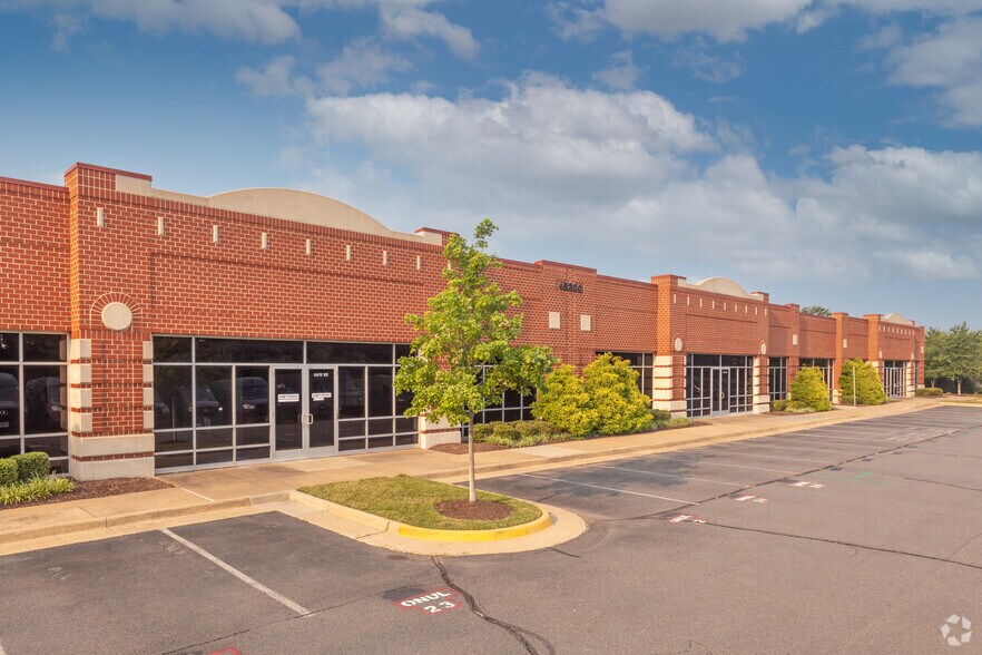 More Photos Of 45305 Catalina Ct, Sterling Showroom For Lease