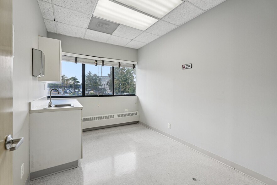 More Photos Of 970 N Broadway, Yonkers Medical For Lease
