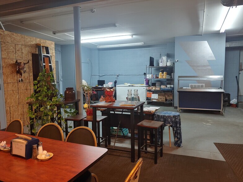 More Photos Of 833 Nemaha St, Humboldt Freestanding For Sale