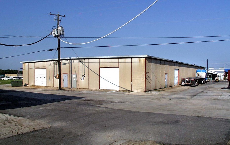 More Photos Of 118-120 Browning Dr, Arlington Flex For Lease