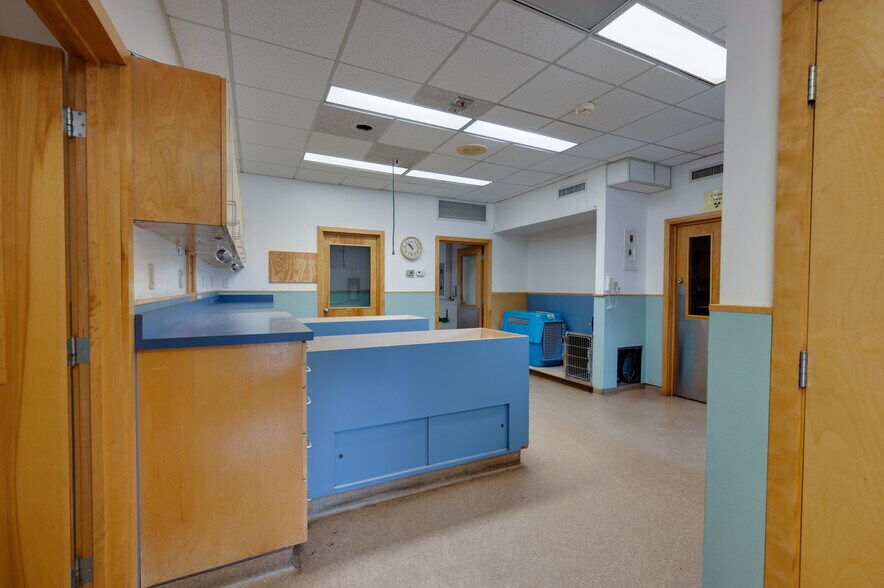 More Photos Of 154 Sturbridge Rd, Charlton Veterinarian Kennel For Lease